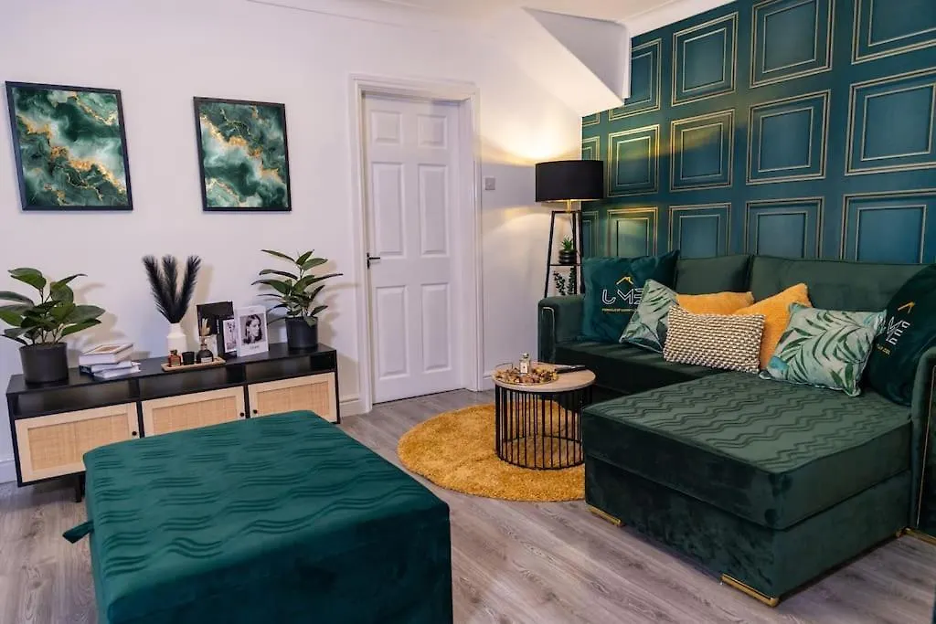 A Cosy, Elegant 3 Bed Suite Leeds
