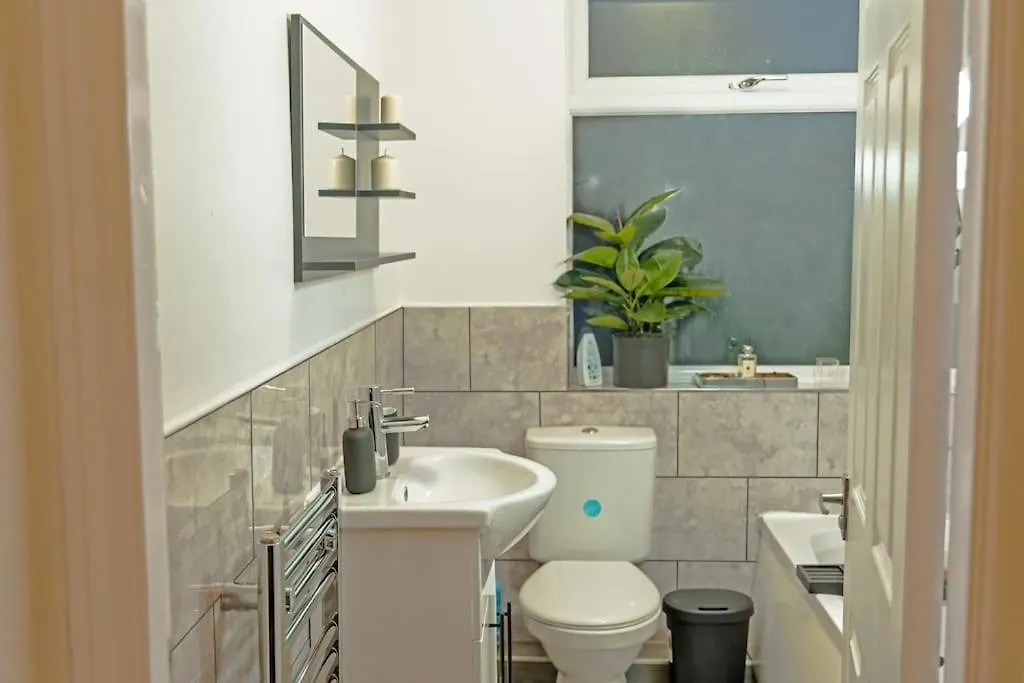 A Cosy, Elegant 3 Bed Suite Leeds  Apartment